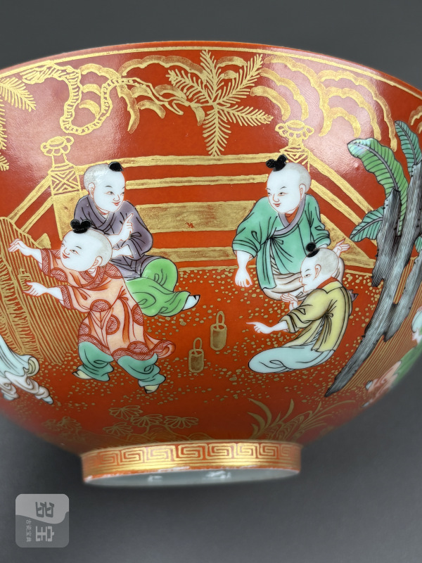 清嘉庆 珊瑚红地描金五彩婴戏图碗 - 图18